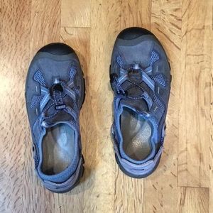 Adjustable Keen shoes Size 9